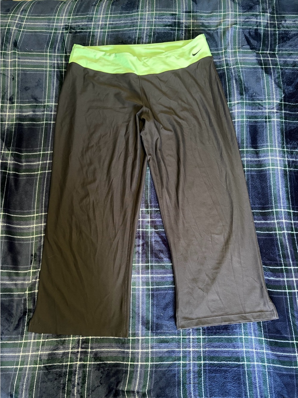 Vintage 2000s Nike back capri leggings w/ming green waist band. Size XL.